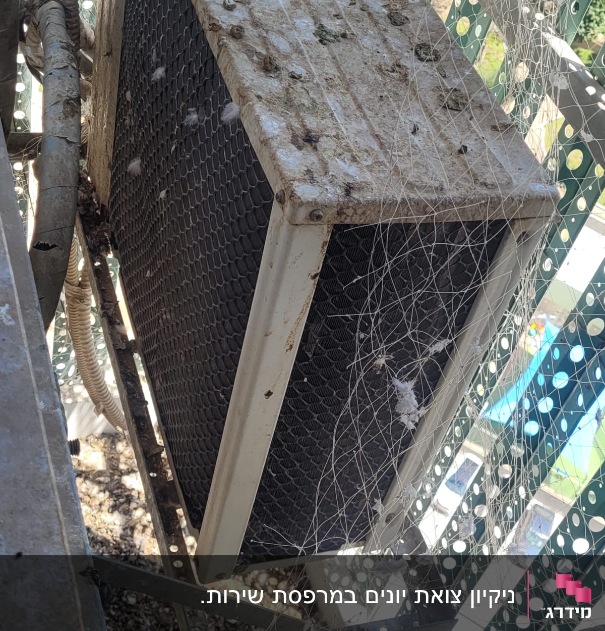 יחידת מיזוג אוויר מלוכלכת עם קורי עכביש ולכלוך